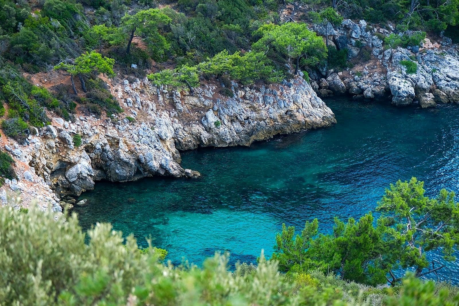 Cala Martina, caletta selvaggia tra rocce e pini
