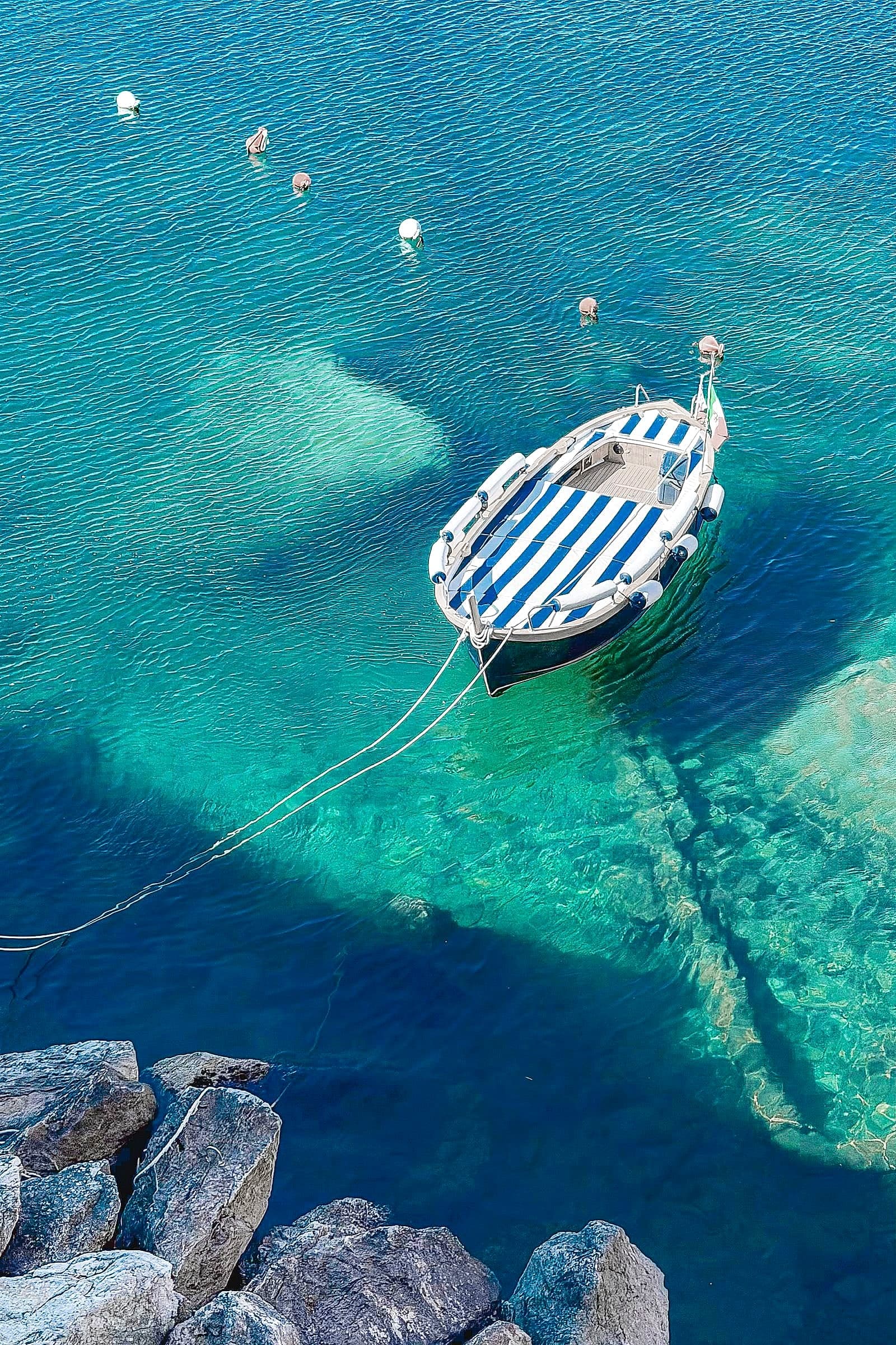 Acqua cristallina e ancoraggio per snorkeling
